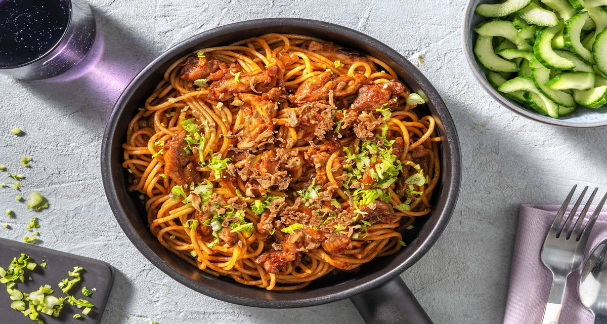 Bami in Surinaamse stijl met kippendijreepjes met zoetzure komkommer en verse gember