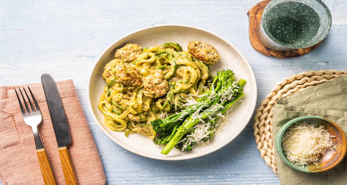 Kipgehaktballen in pestosaus met courgette-spaghetti en geroosterde broccolini
