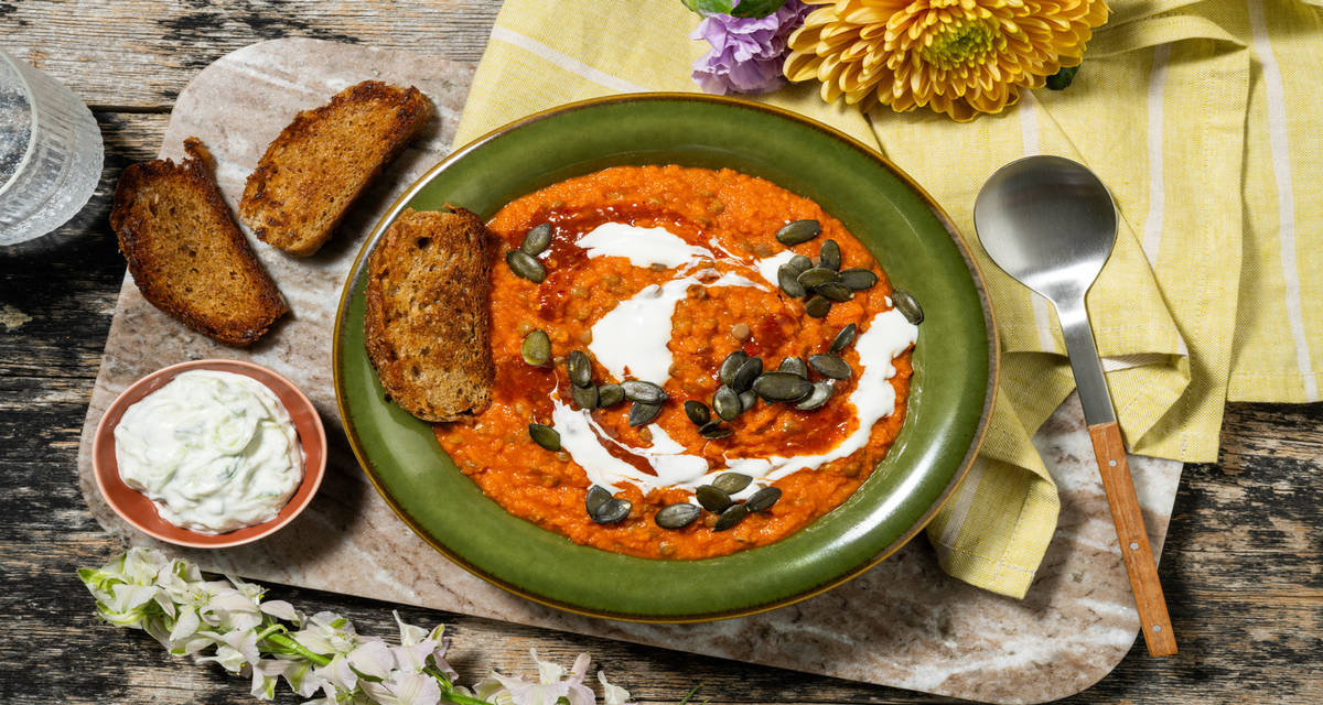 linzensoep vegan met gebakken platbrood en frisse komkommersaus