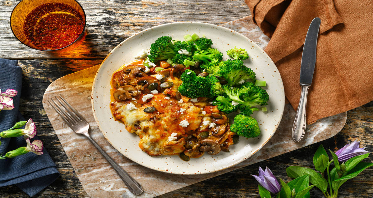 Keto quiche met groene groenten met chorizo en groene groenten