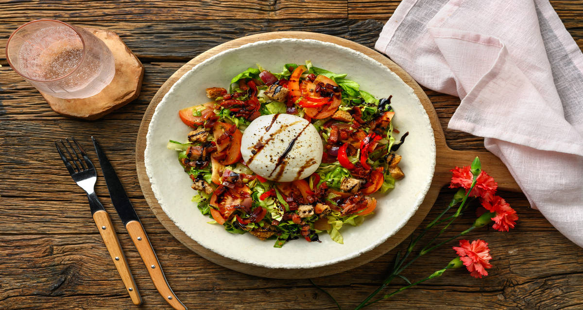 Burrata salde met gebakken ontbijtspek, croutons en crema di balsamico