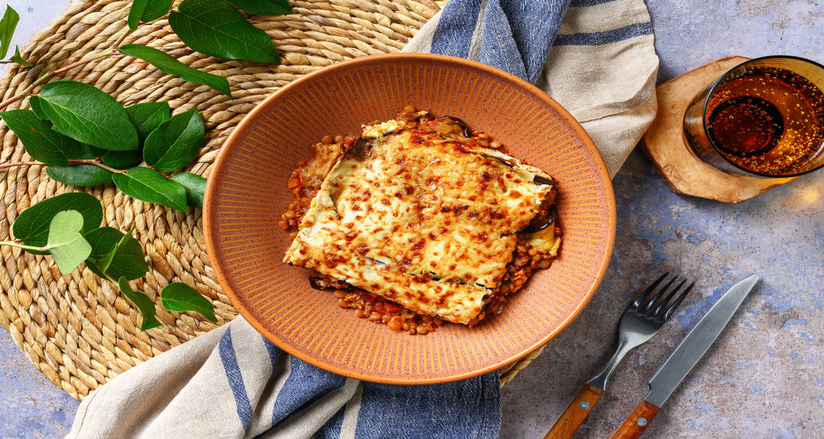 vegetarische moussaka met linzen en oude kaas