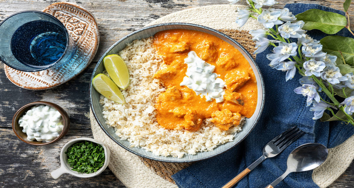 Butter met vegetarische kipstukjes en bruine rijst