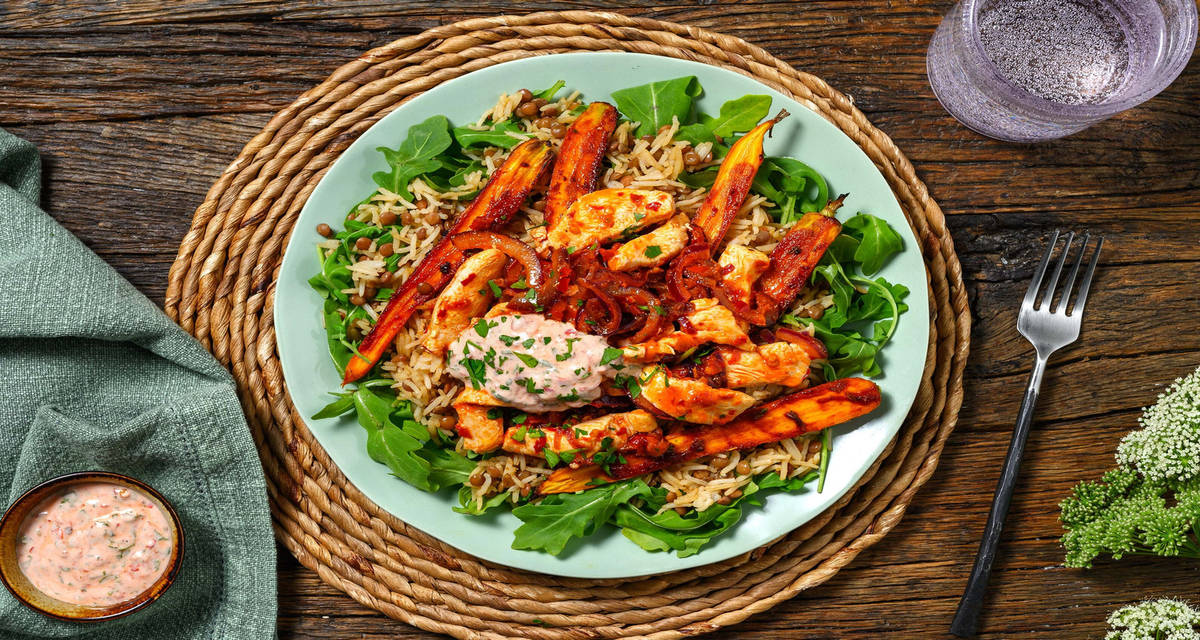 Rijst-linzensalade met spicy kip met geroosterde pompoen en sambalyoghurt
