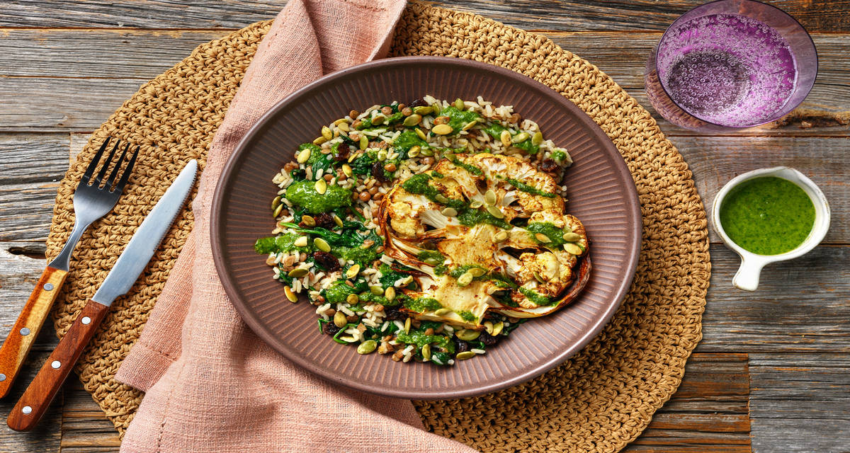 Bloemkool steak met freekeh-linzensalade