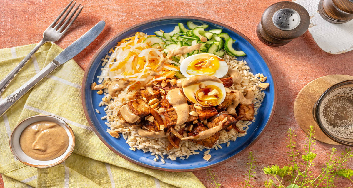 Gado gado veggie with cabbage, egg and peanut sauce