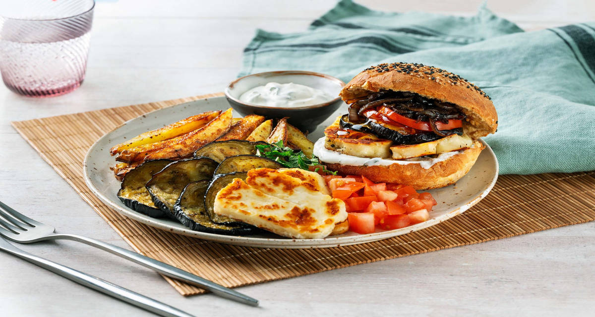 Halloumi burger met aubergine, granaatappel en yoghurtsaus