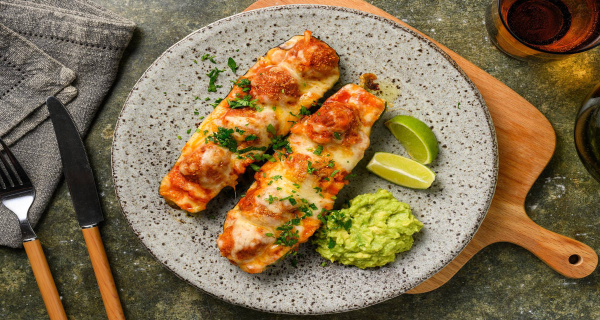 mexicaans gevulde courgette zure room en avocadodip
