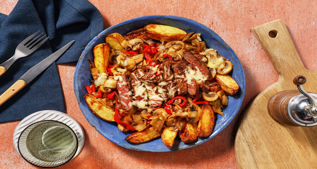 Philly cheesesteak roerbak met aardappelpartjes met champignons en rode puntpaprika