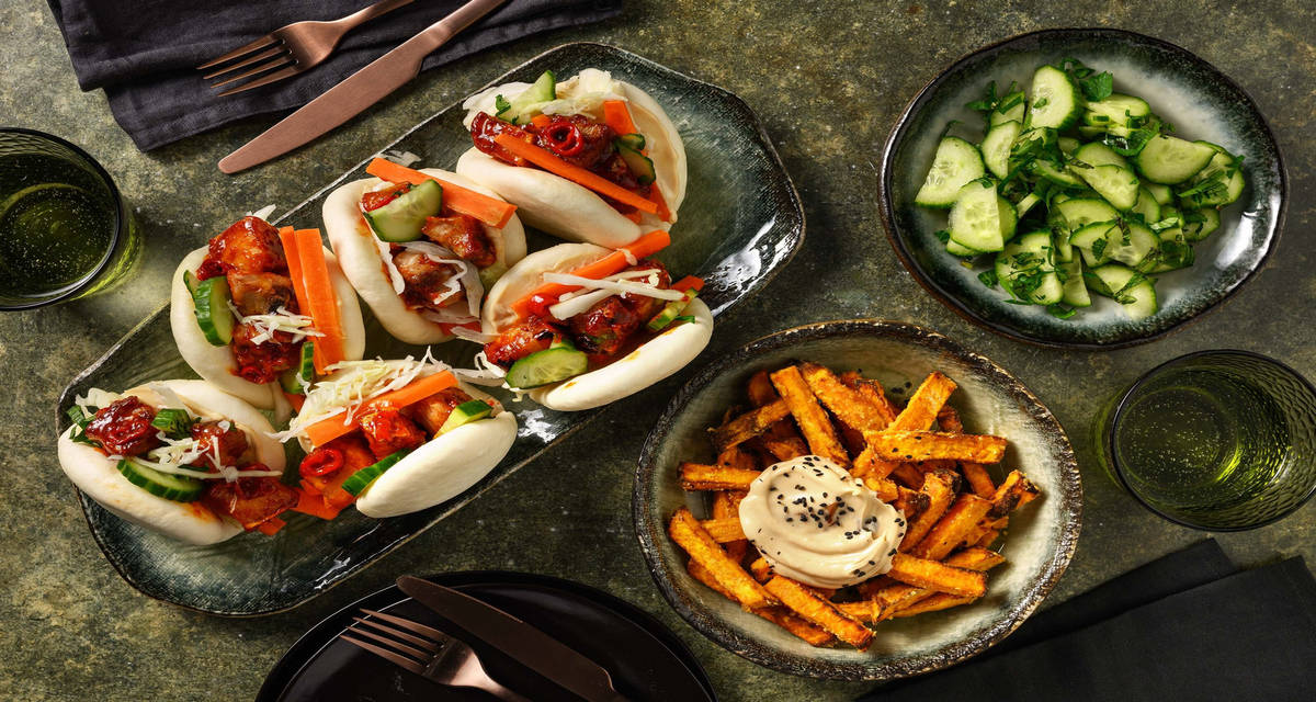 bao bun speklap With sweetheart cabbage salad and cucumber