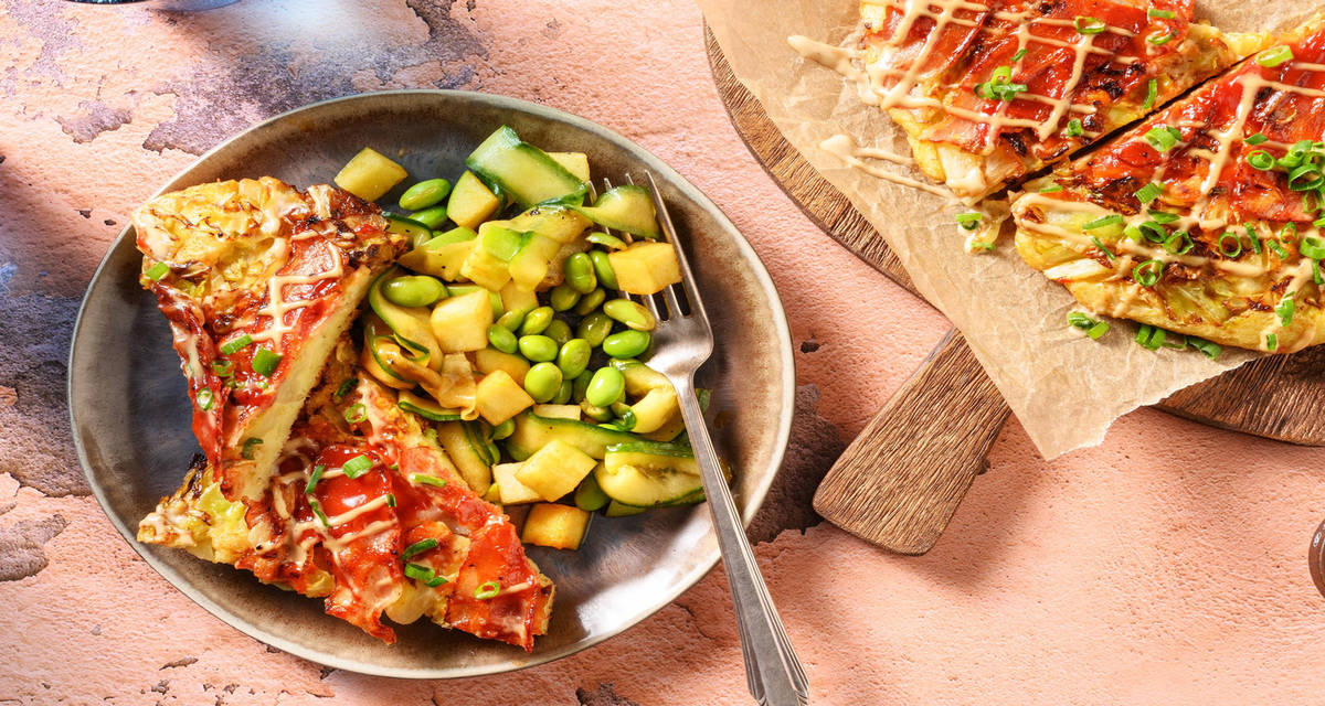 Okonomiyaki met frisse salade van komkommer, radijs en sojabonen