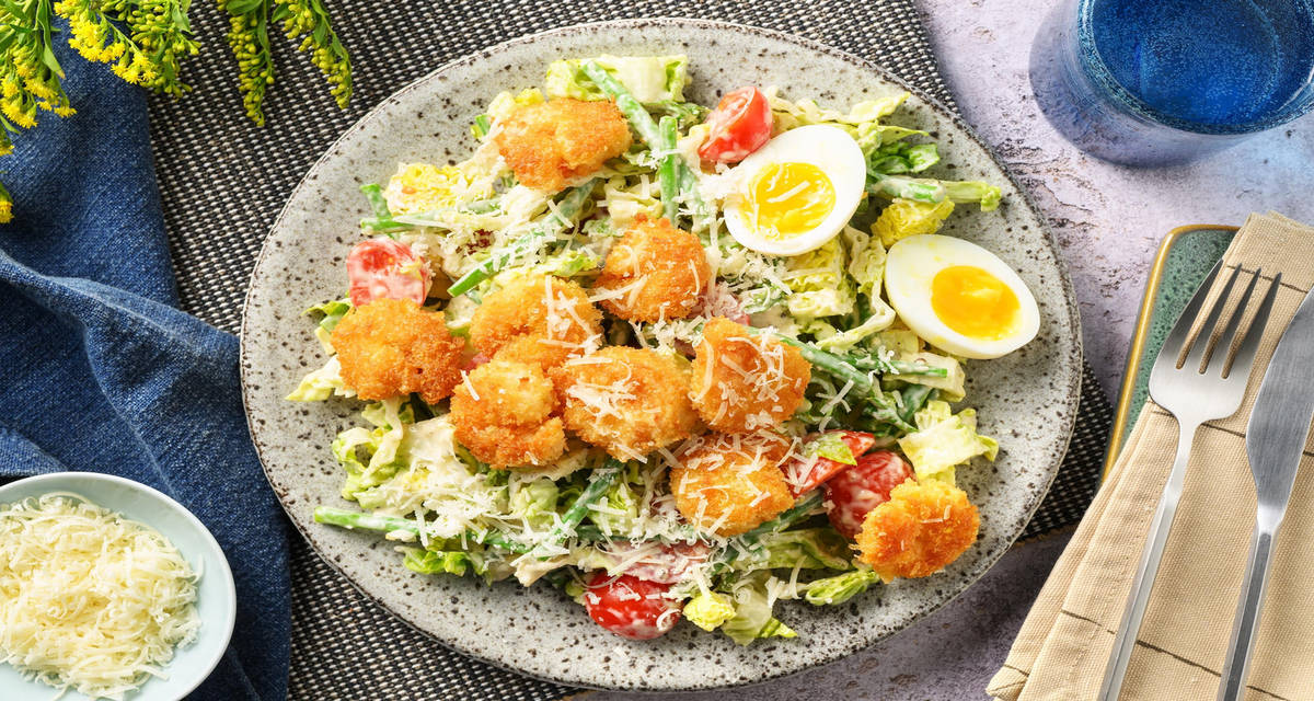 Ceasar salad with crispy shrimps green beans and red charrytomatoes