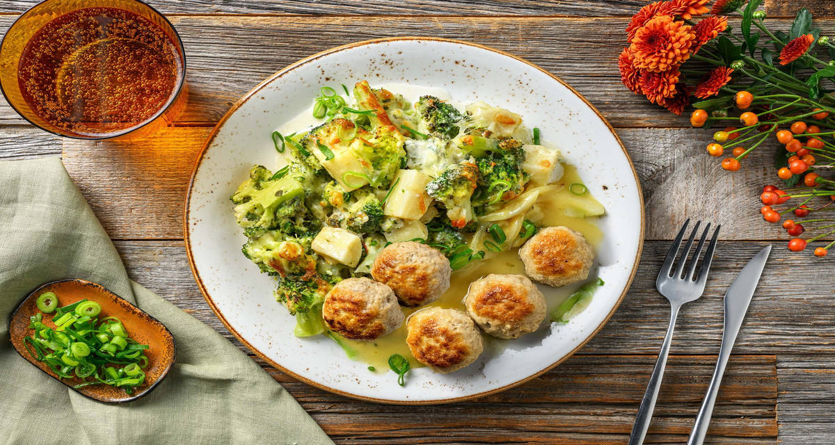 Romige broccoli-pastinaakgratin met kipgehaktballetjes met uienjus en bosui
