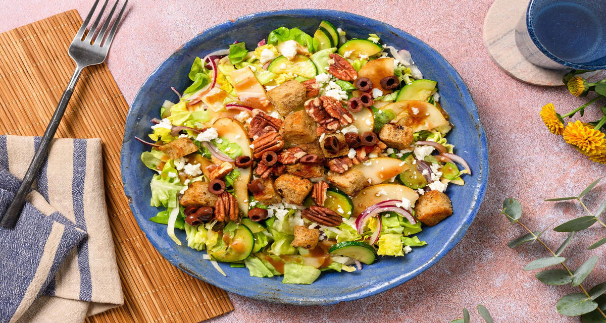 goat cheese versie salade With strawberry sauce and croutons