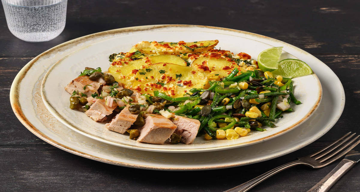 Tonijnsteak met Peruaanse aardappelgratin met feta, krokante kappertjes en een salade van sperziebonen