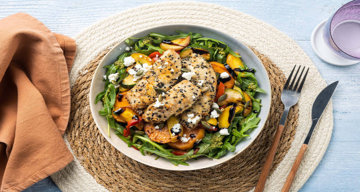 Kip met sesamkorst met vers basilicum, crema di balsamico en feta