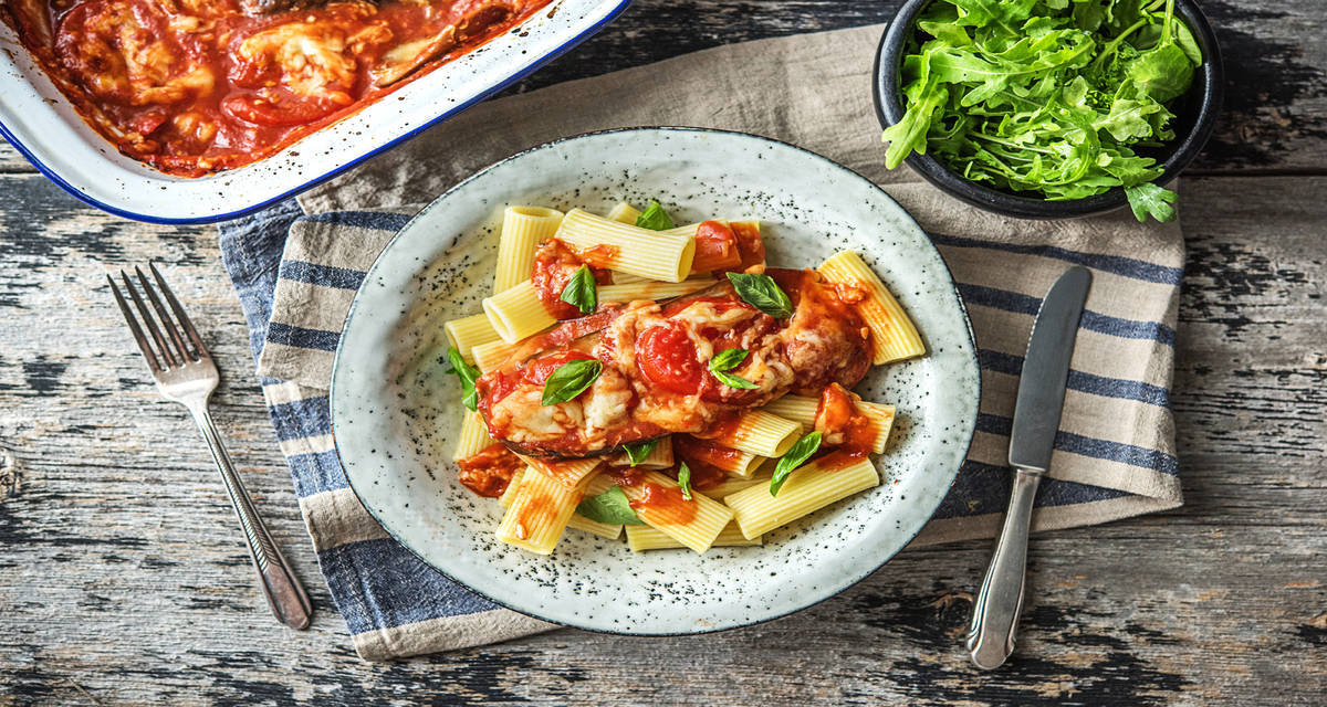 Berenjena asada en salsa de tomate con rigatoni y ensalada fresca