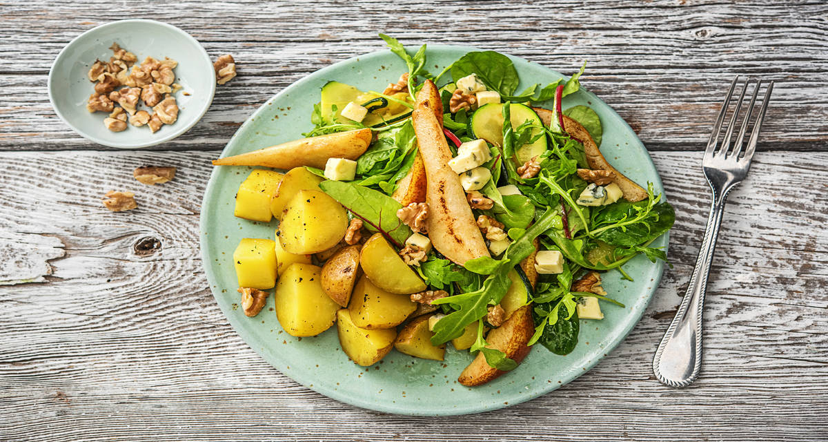 Salade de poires caramélisées au bleu avec des pommes de terre rôties et des lamelles de courgette
