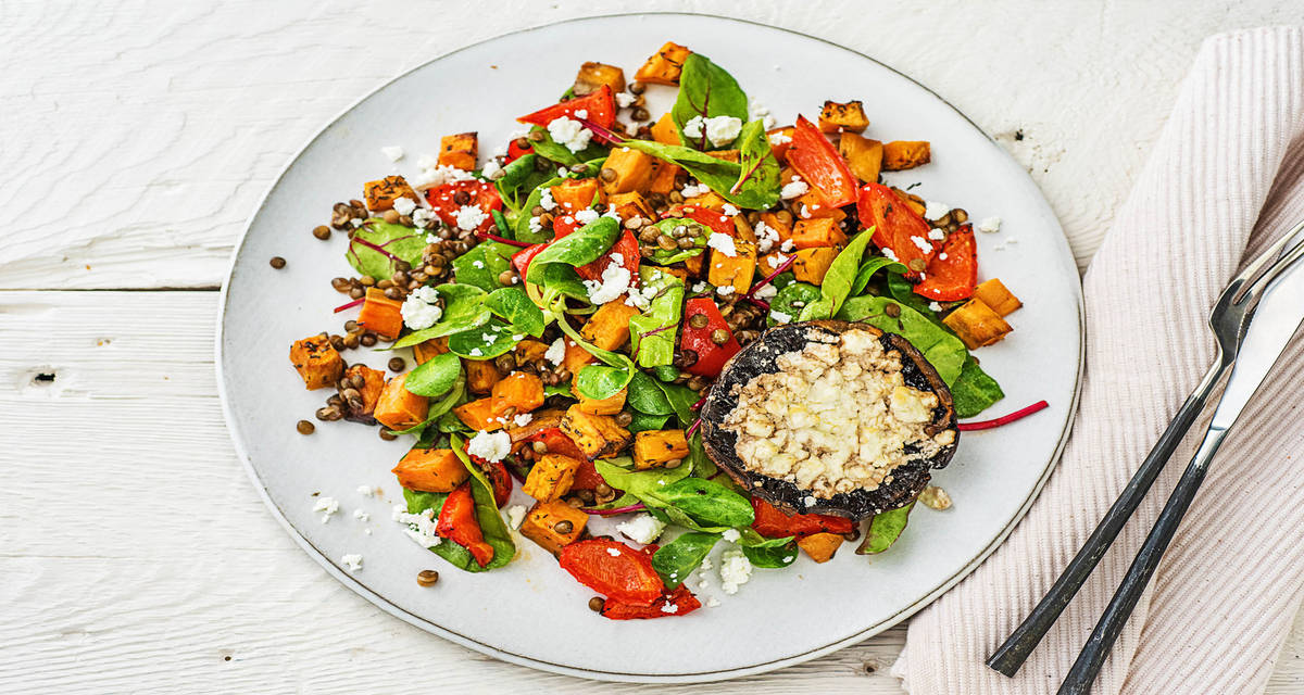 Salade de lentilles & légumes rôtis avec des lentilles vertes, du poivron rouge et du thym