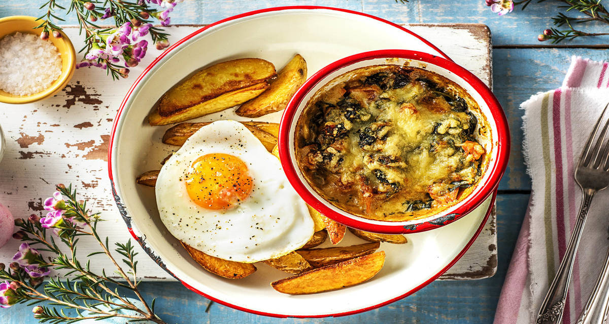 Gratin d'épinards à la crème Avec un œuf au plat et des pommes de terre à la poêle