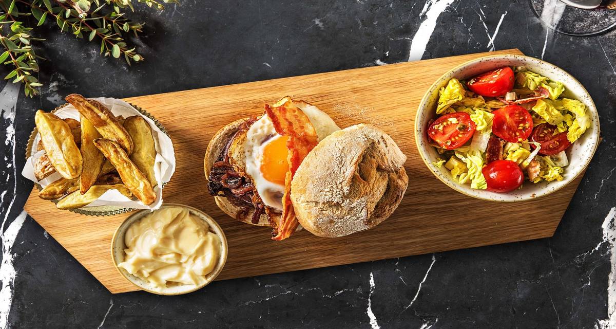 Burger de bœuf, œuf au plat & lard accompagné de sucrine et de pommes de terre au four