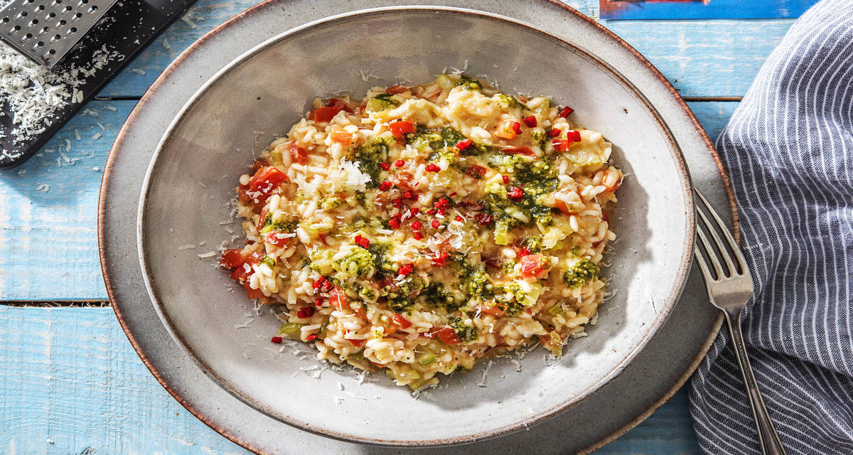 Risotto piquant aux tomates et à la mozzarella avec du basilic et du pecorino râpé