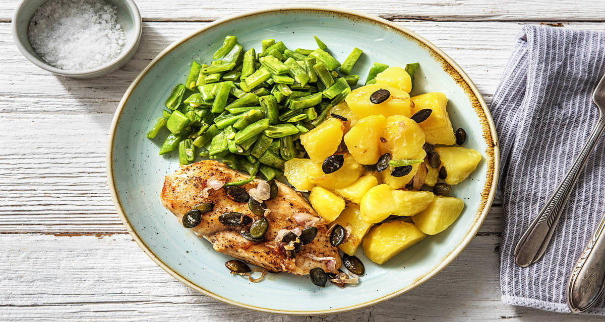 Poulet à l'échalote & pommes de terre aux câpres servi avec des haricots verts et des graines de courge