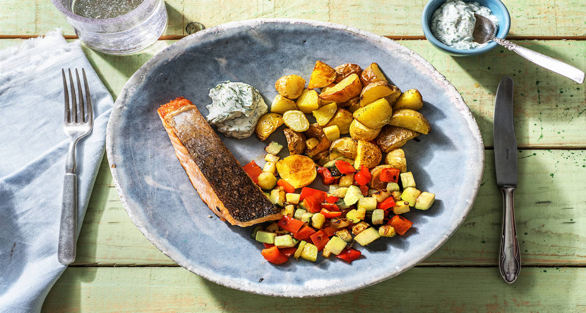 Filet de saumon & mayonnaise à l'aneth avec des pommes de terre rôties & légumes poêlés