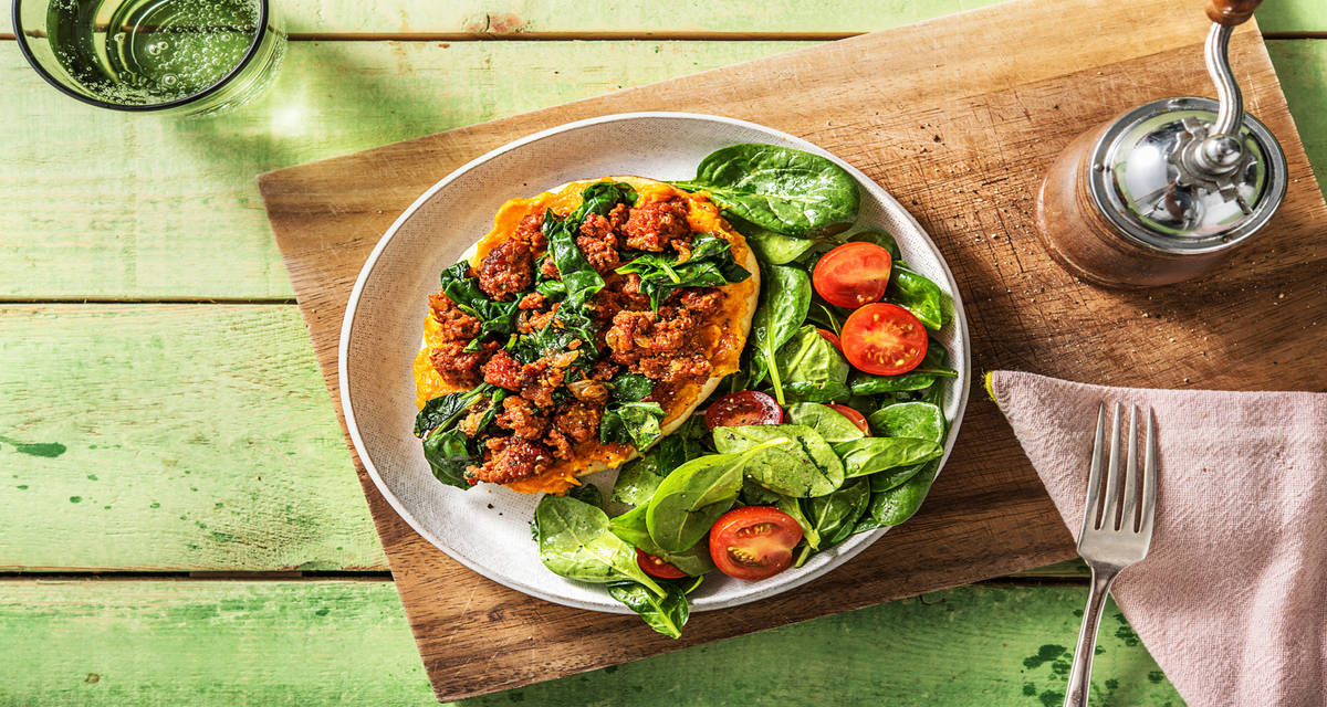 Pizza au bœuf haché, yazzara et épinards sur naan accompagnée d'une salade