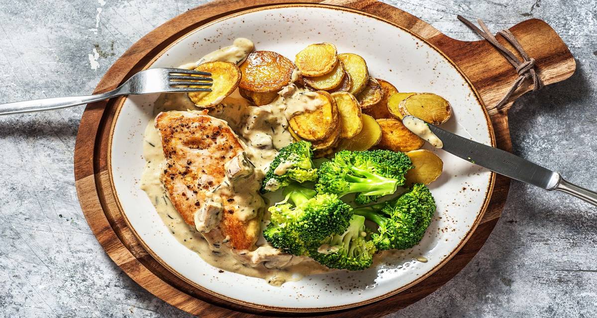 Poulet & sauce forestière à la moutarde avec une poêlée de pommes de terre et du brocoli