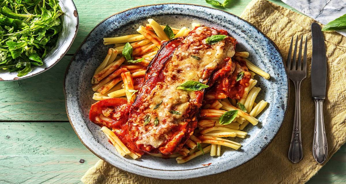 Aubergine gratinée & casarecce servie avec des pâtes et une salade de roquette et mâche