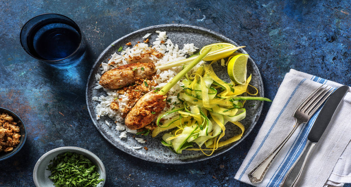 Brochettes de poulet & riz au lait de coco avec du serundeng maison et une salade concombre carottes jaunes