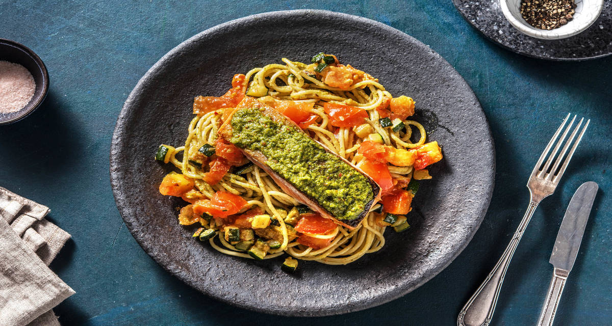 Pavé de saumon poêlé et spaghetti au pesto alla genovese avec des tomates rôties et de la courgette