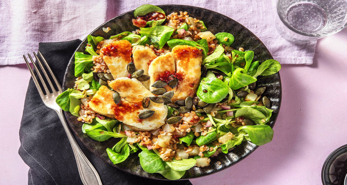 Salade de boulgour au halloumi grillé et chou-rave assaisonnée d'une vinaigrette à la fraise