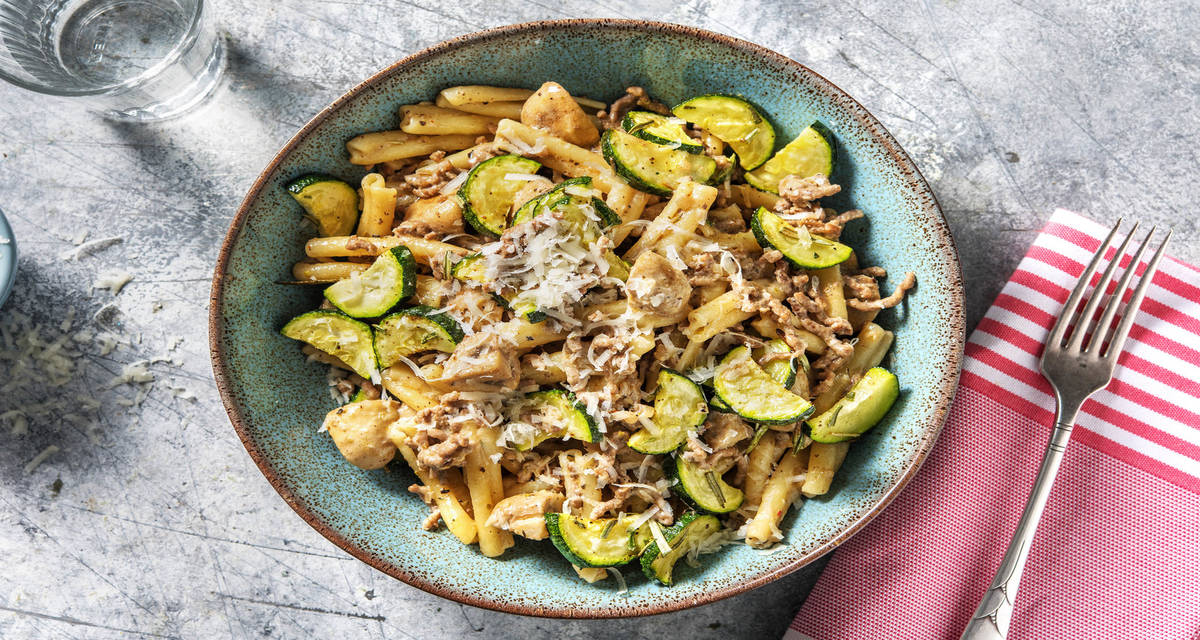 Ragù bianco de bœuf & champignons à la crème avec des courgettes, du romarin et du comté râpé