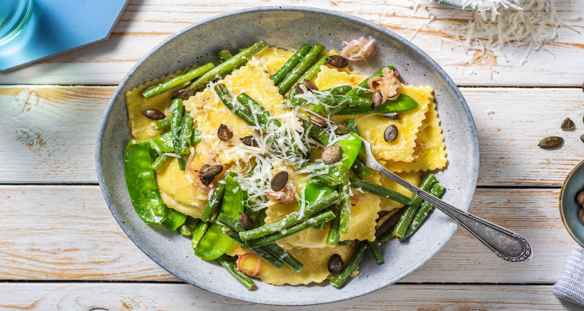 Ravioli frais au chou-fleur & au beurre noisette avec du comté râpé et des légumes verts