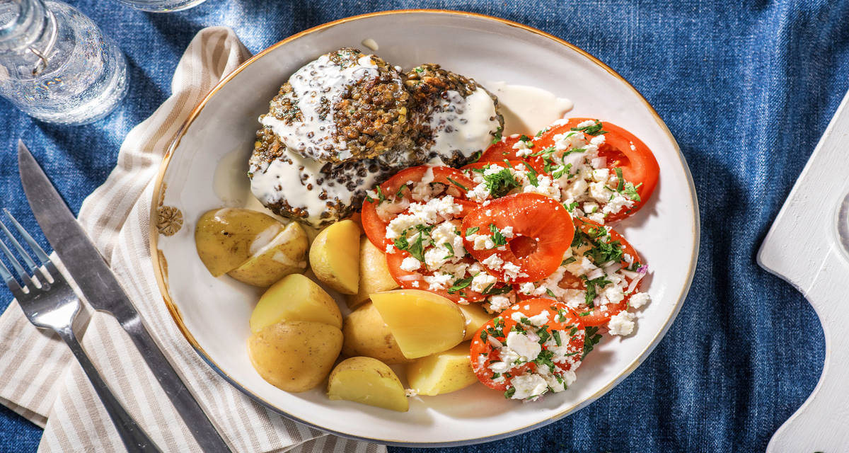 Linsbiffar med klassisk tomatsallad och potatis