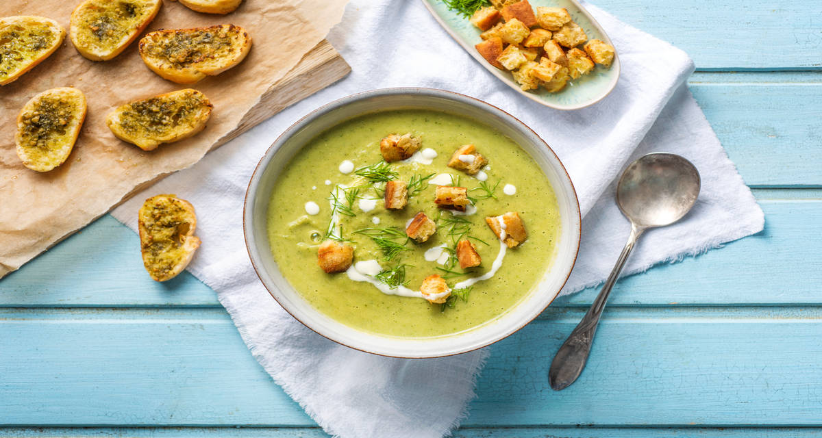 Crema suave de calabacín, eneldo y queso crema con picatostes caseros y tostadas al pesto