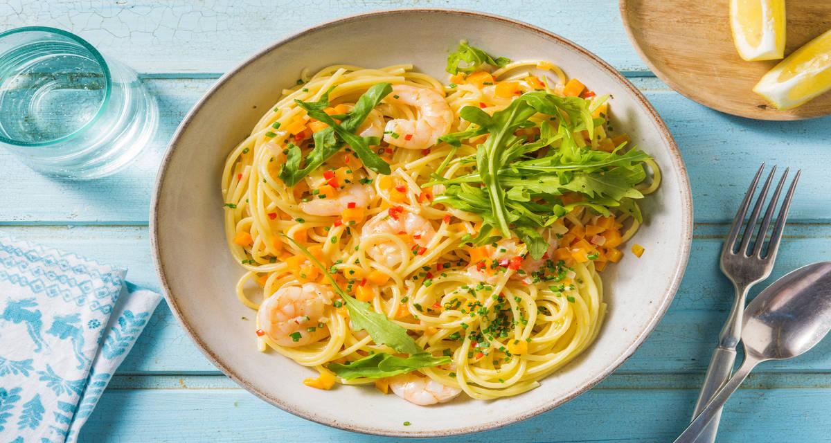 Räkpasta med gräslök och rucolasallad