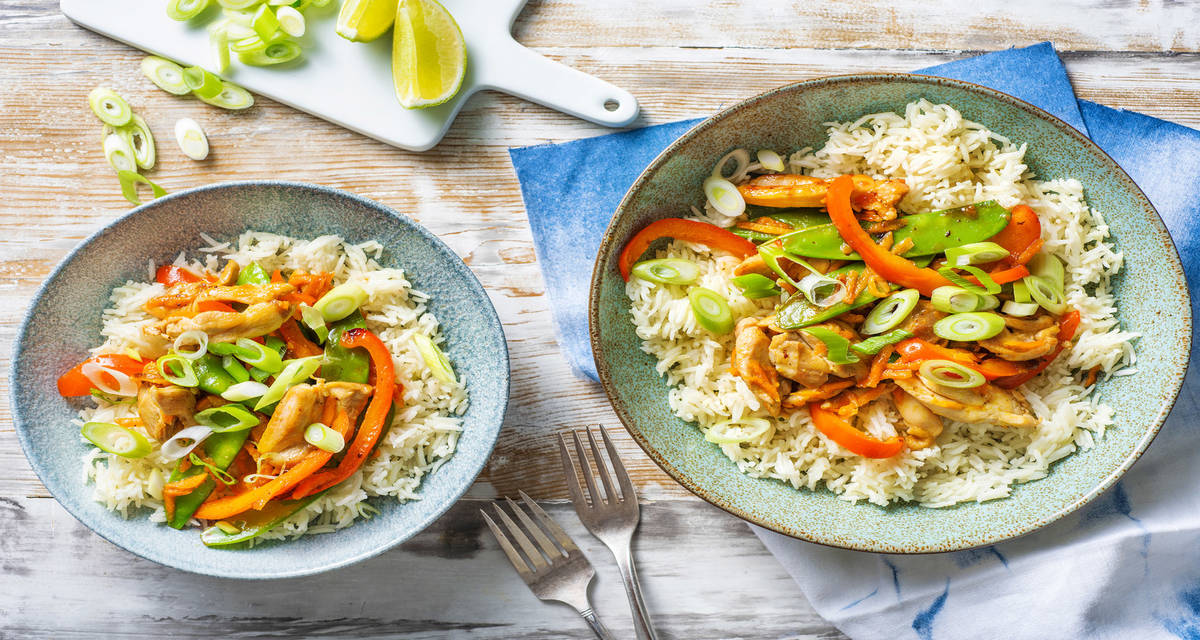 Kycklingwok med paprika, sockerärtor och ris