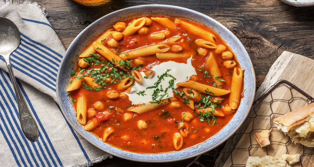 Minestronesoppa med crème fraîche och stenugnsbakad baguette