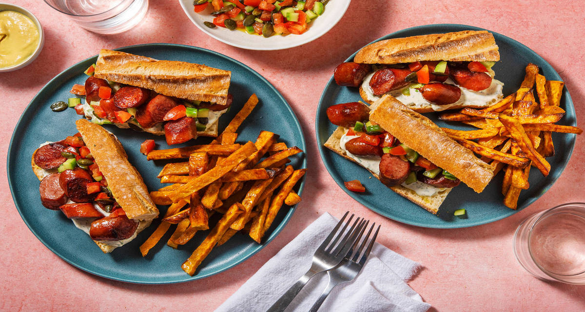 Sandwich med korv toppad med dilldressing gurksalsa