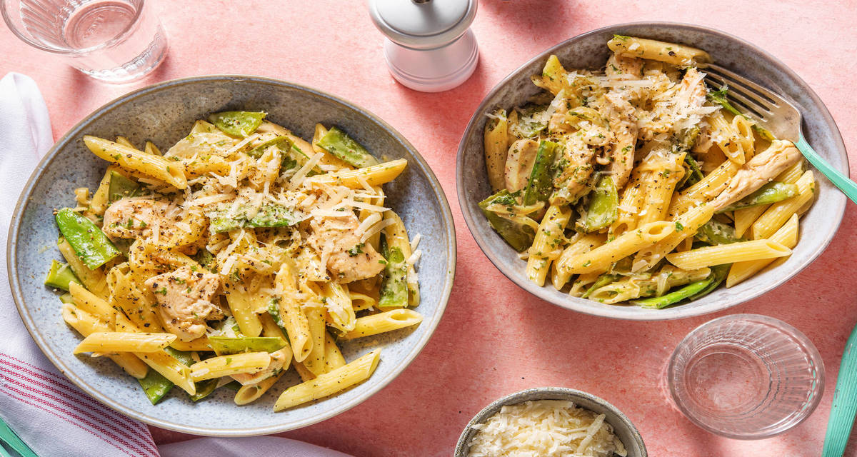 Krämig kycklingpasta med sockerärtor och persilja