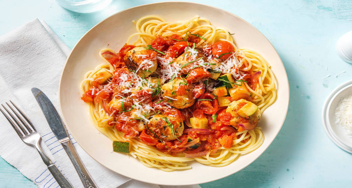 Kycklingbullar i tomatsås med spaghetti och parmesancrumble