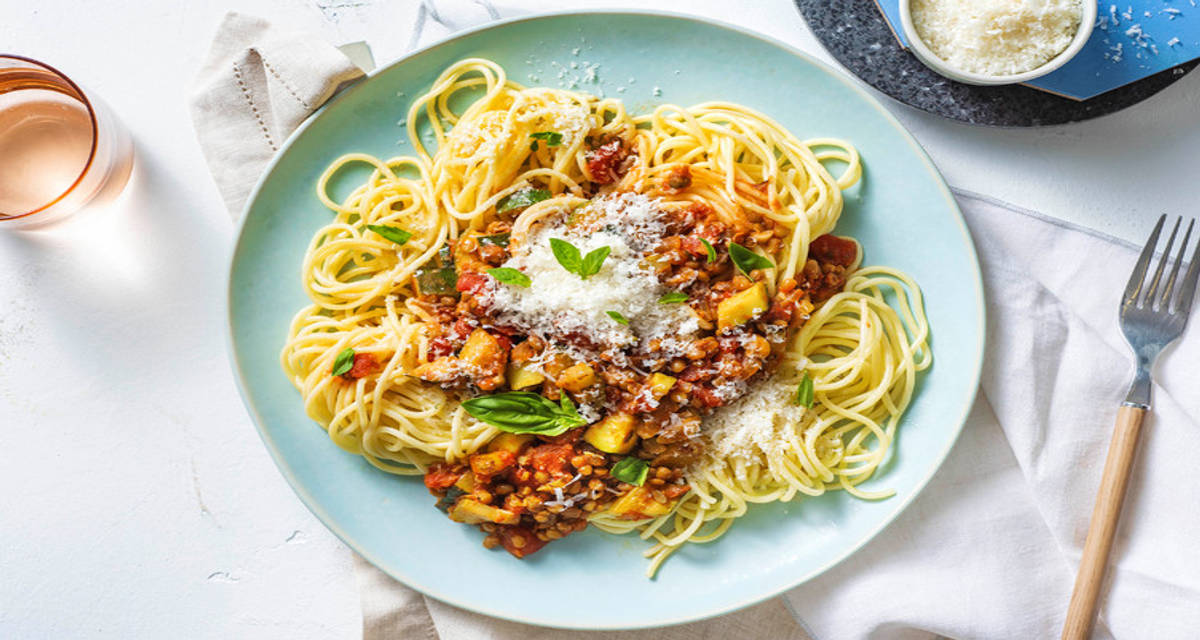 Vegetarisk bolognese med spaghetti, zucchini och mandlar
