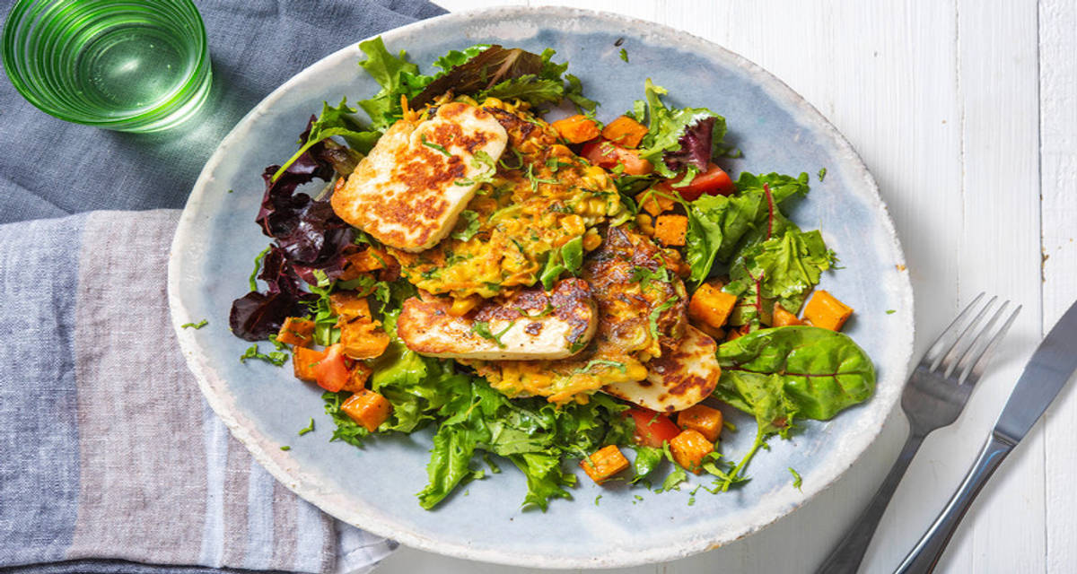 Majsfritters med ugnsbakad sötpotatis, halloumi och koriander
