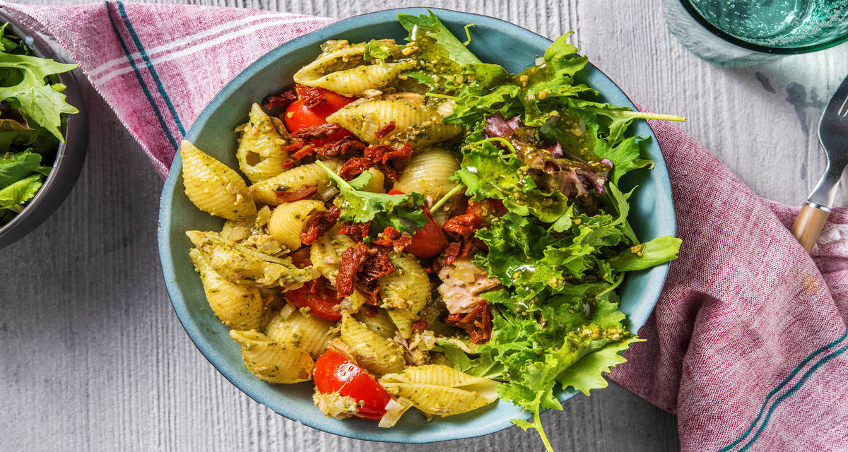 Conchiglie au pesto verde & au thon servies avec du mesclun et des tomates semi-séchées