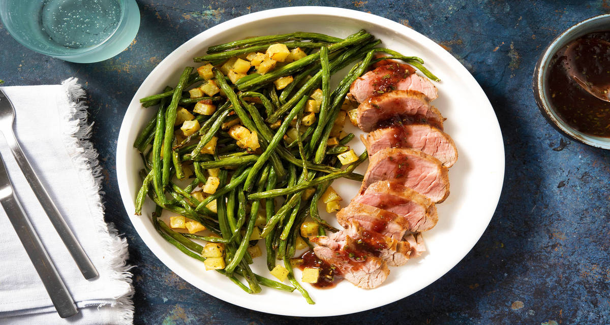 Carré de porc sauce fraise-balsamique avec des pommes de terre rôties au romarin et des haricots verts