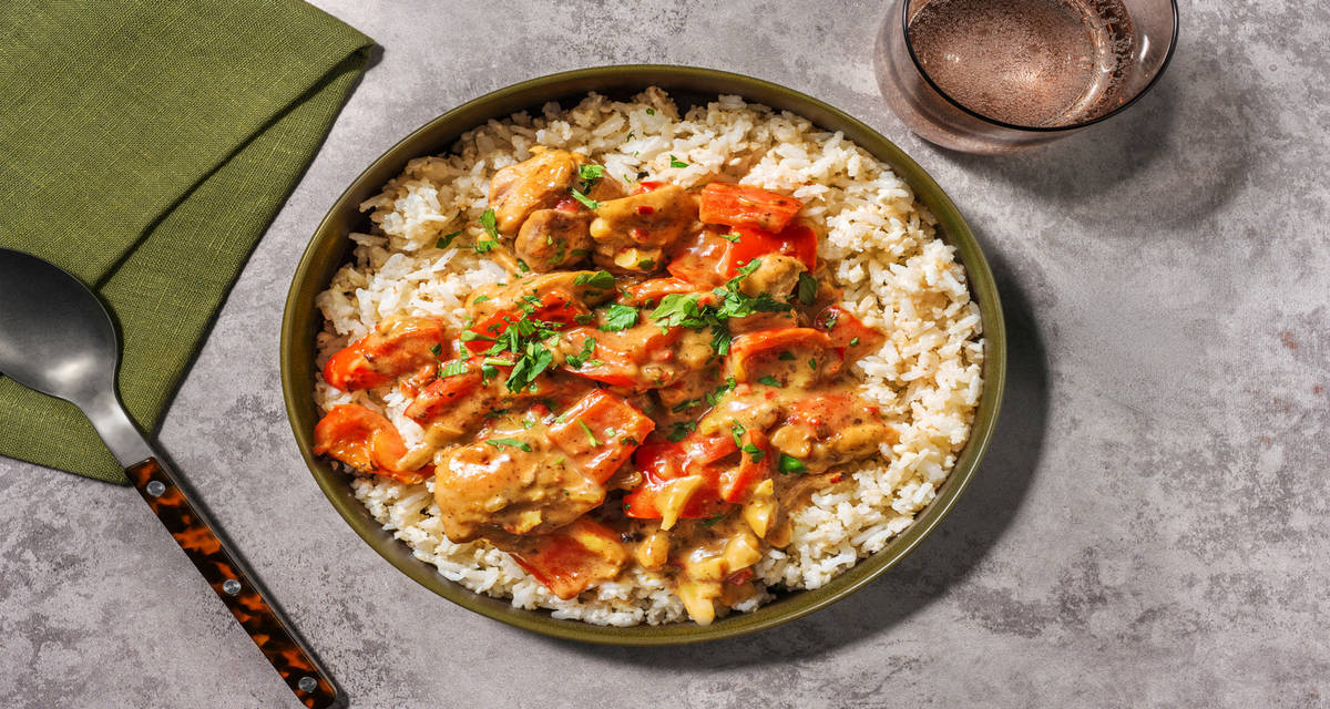 Kip in smokey stroganoff-stijl saus met bruine rijst, champignons en peterselie