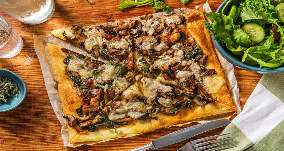Baconpizza med cremet spinat, karamelliserede løg & salvie